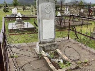 Могила участника Великой Отечественной войны, полного кавалера орденов Славы С.И. Батагаева