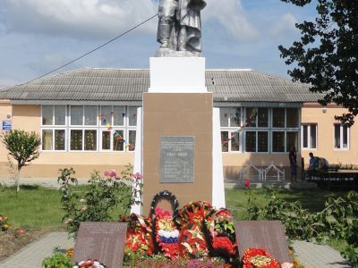 Братская могила советских воинов, погибших в боях с фашистскими захватчиками