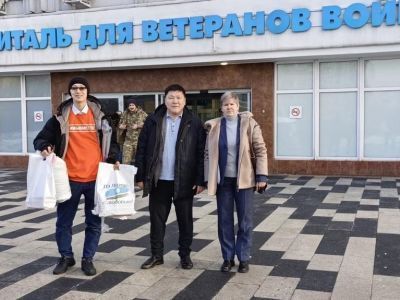 Раненых якутян в московских госпиталях посетили доверенные лица Владимира Путина и волонтеры
