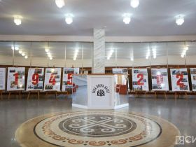 В Якутске проходит выставка «Парад в объективе ЯСИА: летопись Победы»