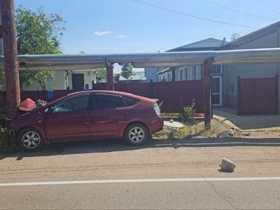 Автомобиль врезался в опору компенсатора в Алдане. В ДТП пострадали двое
