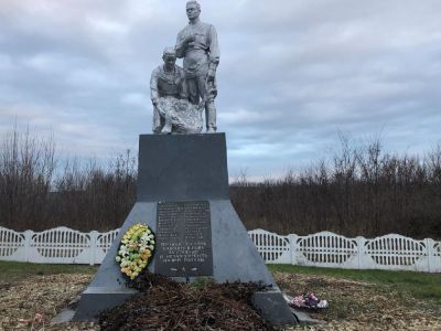 Братская могила воинов Советской Армии, погибших в период Великой Отечественной войны. Захоронено 43 человека, установлено фамилий на 18 человек. Скульптурная группа установлена в 1962 году