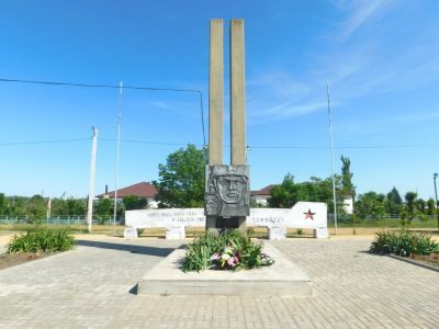 Братская могила советских воинов, погибших в период Сталинградской битвы