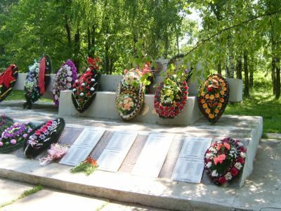 Братская могила советских воинов