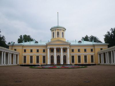 Дворец с западной и восточной колоннадами