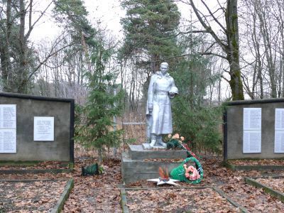 Братская могила с захоронением воинов, павших в период Великой Отечественной войны 1941-1945 гг.