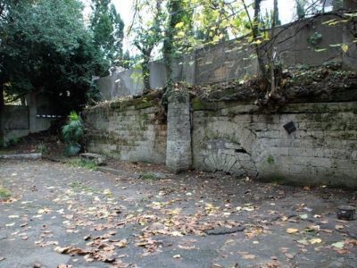 Остатки крепостной стены с выездными воротами Навагинского укрепления, построенного по указанию адмирала М.П. Лазарева