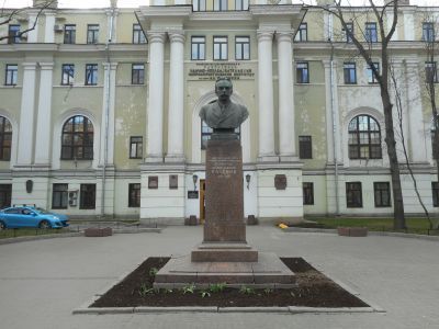 Памятник нейрохирургу Поленову А.Л.