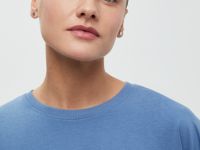 Оверсайз футболка со спущенным плечом