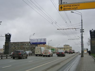 Две скульптурно-декоративные композиции (щиты, знамена, венки и т.д.)