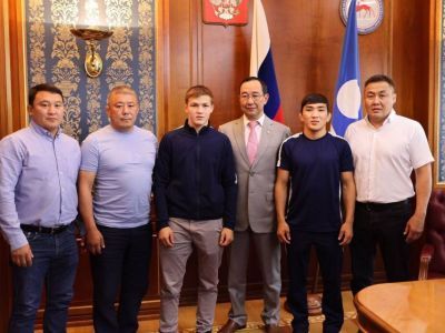 Глава Якутии вручил денежные сертификаты чемпионам Европы Льву Павлову и Андрею Мидловецу