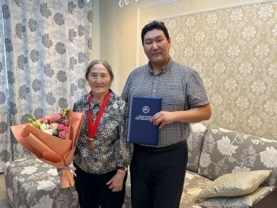 Орденом фонда первого президента Якутии наградили заслуженного учителя РФ Анну Слепцову