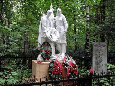 Братская могила советских воинов