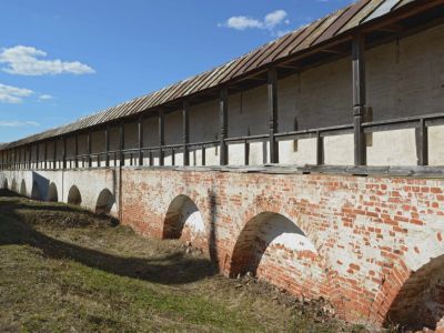 Стены (южная, западная, северная, восточная крепостные стены), проездные ворота