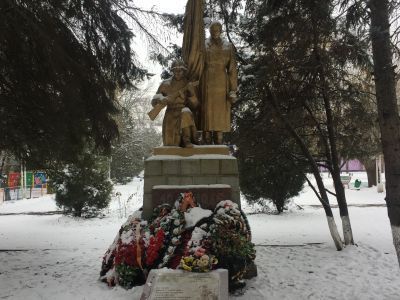 Братская могила воинов Советской Армии, погибших в 1942 - 1943 гг.