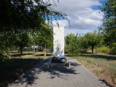 Братская могила советских летчиков, погибших в период Сталинградской битвы