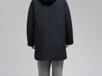 Пуховое пальто с капюшоном и отложным воротником