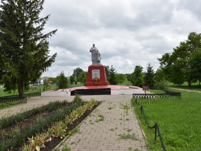 Братская могила советских воинов, погибших в боях с фашистскими захватчиками в 1943 году. Захоронено 4 человека, имена установлены. Скульптура: Скорбящая мать и мальчик