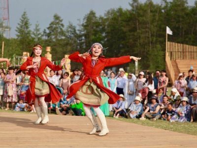 Горловое пение и медвежьи обряды: На Ысыахе Олонхо прошел концерт этнокультурных центров КМНС