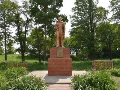 Братская могила советских воинов, погибших в боях с фашистскими захватчиками в 1943 году. Захоронено 386 человек, имена 82 человек установлены