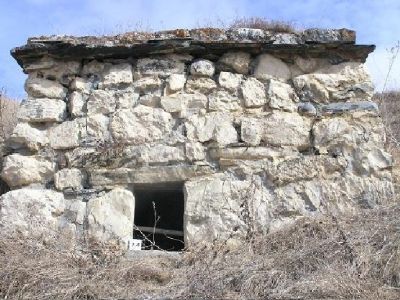 Склеп полуподземный с гладкой фасадной стеной 37