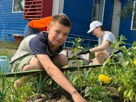 Волонтеры «Полиметалла» сделали цветочный подарок школе-интернату