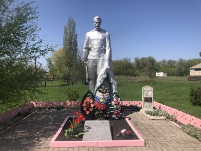 Братская могила двух советских лётчиков, погибших в 1942 году. Памятник воинам-землякам, погибшим в годы Великой Отечественной войны