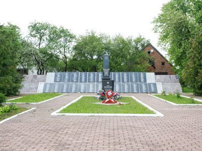 Братская могила советских воинов, погибших в  декабре 1944 года