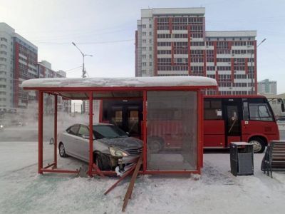 ДТП с участием автобуса и двух легковых автомобилей произошло в Якутске