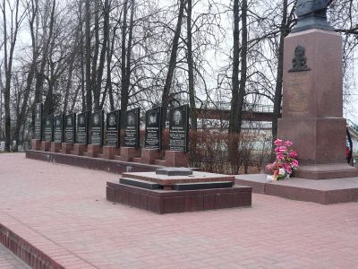 Бюст дважды Героя Советского Союза В.Д. Лавриненкова, скульптор Оленин, архитектор Калинин. 1948 г.