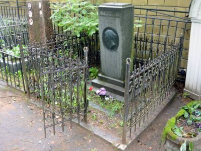 Могила Лишева В.В. (1877-1960), скульптора, педагога и Лишевой К.А. (1884-1957), скульптора