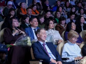 Айсен Николаев наградил 50 якутян премией «Человек труда»