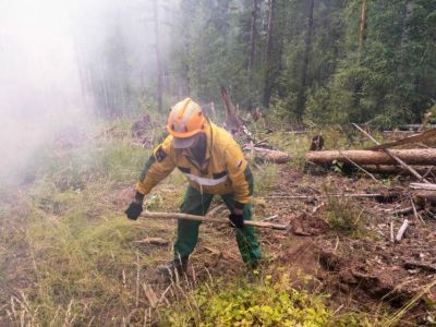 272 парашютиста-десантника тушат лесные пожары на территории Якутии