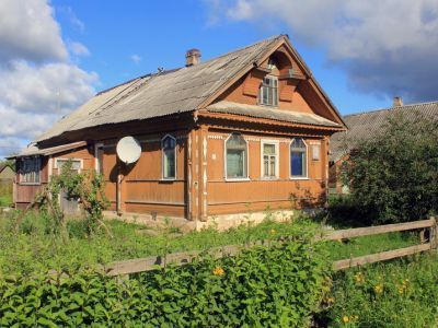 Дом, где в 1941 г. располагалось полевое Управление 54 Армии. На доме установлена памятная доска