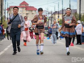 Сотни якутян в национальной одежде пробежали на марафоне Олонхо