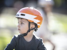 Nutcase Шлем защитный Nutcase Little Nutty Lightnin, цвет Белый-Оранжевый, ростовка XS