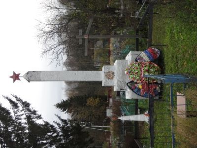 Братская могила 31 советского воина, погибшего в 1941-1943 гг. в боях с немецко-фашистскими захватчиками. Установлен обелиск