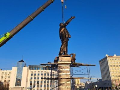 Видеофакт: на центральной площади Якутска идет установка памятника Ленину