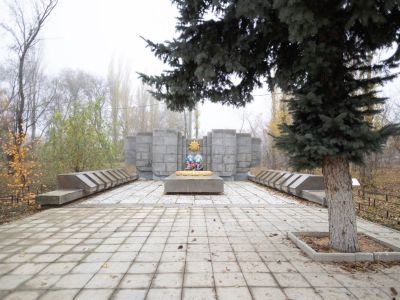 Братская могила советских воинов, погибших в период Сталинградской битвы