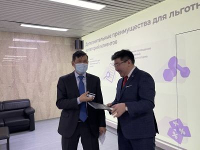 Руководство Комдрагметалла получило Карты жителя Якутии