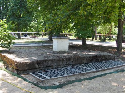 Мемориальное обозначение местонахождения склада боезапасов орудия № 1 батареи А.П.Матюхина в 1941-1942 годах