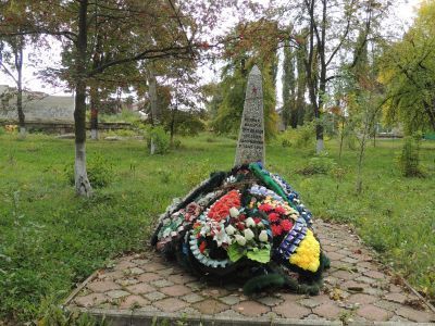 Братская могила мирных жителей, заживо захороненных фашистскими оккупантами в 1943 г.