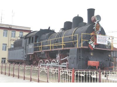 Паровоз, установленный в честь трудового и боевого героизма железнодорожников, проявленных в годы Великой Отечественной войны