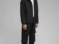 Ветровка с капюшоном