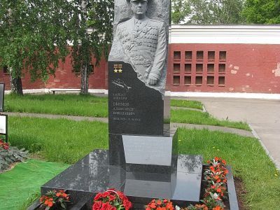Могила Ефимова Александра Николаевича (1923-2012), летчика, маршала авиации, дважды Героя Советского Союза