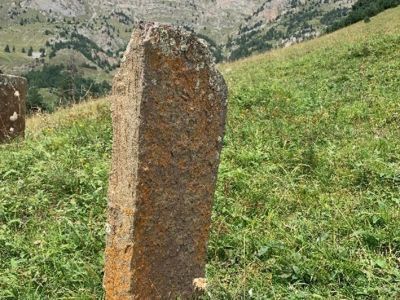 Стела № 3 раннемусульманского кладбища № 1 архитектурного комплекса "Мусийкъонгийкоте"