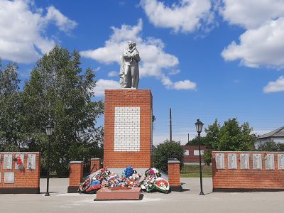 Памятник воинам-землякам, погибшим в годы Великой Отечественной войны (1941-1945 гг.)