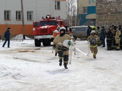 Накануне профессионального праздника спасатели соревновались в пожарно-прикладном спорте