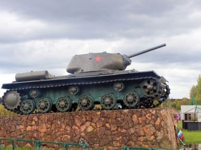 Танк "КВ", установленный в честь воинов-танкистов