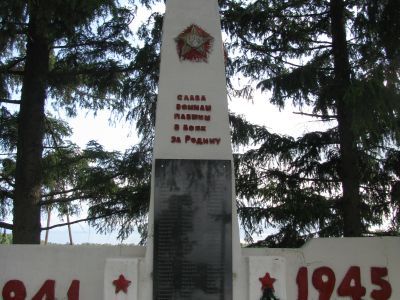 Памятник активисту Семену Павловичу Осипову, зарубленному колчаковцами в 1919 году